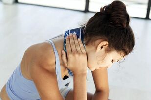 Compresa de cuello para aliviar los síntomas de la osteocondrosis