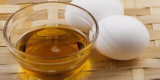 Huevos con aceite para la preparación de ungüento curativo.